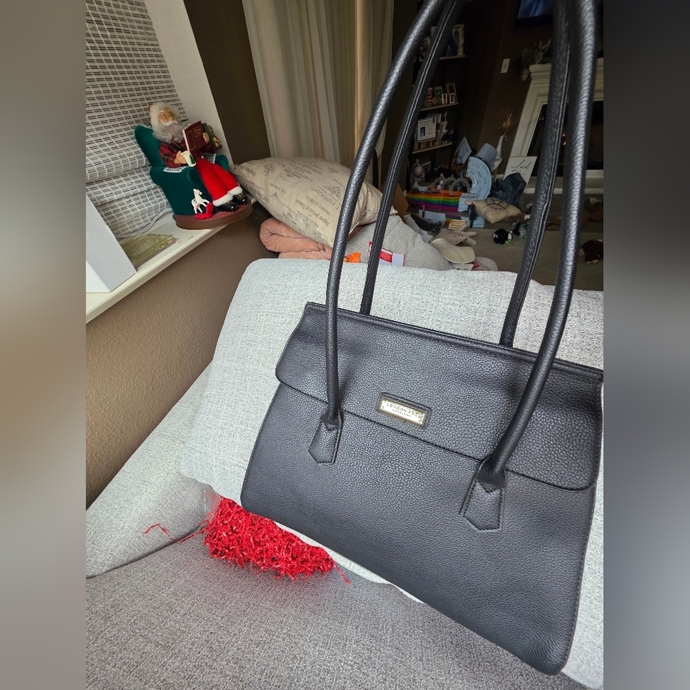 London Fog Matilda satchel in vegan leather. - Picture 8 of 9